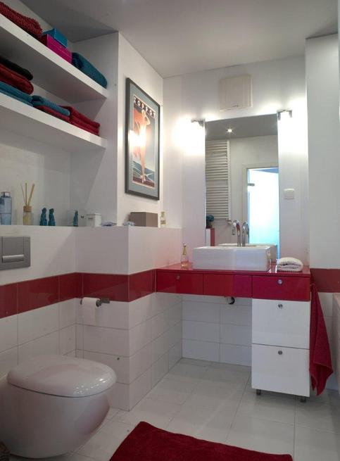 Nowoczesna łazienka. Biało-czerwone meble łazienkowe