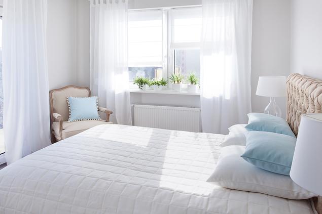 Jasne aranżacje sypialni. Biała sypialnia – wypoczynek i harmonia zmysłów